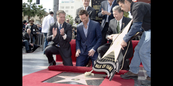 Hugh Jackman devela su estrella en el Paseo de la Fama