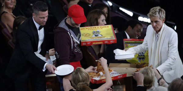 El repartidor de pizzas de los Oscar recibe una propina de 1000 dólares de manos de Ellen DeGeneres