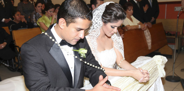 Feliz enlace religioso