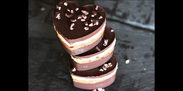 Comer chocolate ayuda a tu corazón. Investigaciones realizadas en Suiza indican que las mujeres que comen de una a dos porciones de chocolate diario, disminuyen por un tercio el riesgo de sufrir un ataque al corazón. Aún mejor, un estudio alemán demostró que comer un cuadro de chocolate diario reducía el riesgo de sufrir un ataque al corazón en un 39%. La presión arterial también era reducida.