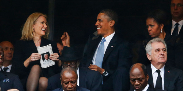 Mientras Barack Obama departía alegremente con la primera ministra de Dinamarca, Helle Thorning-Schmidt, su esposa parecía molesta