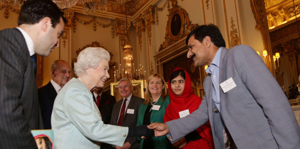 La reina de Inglaterra recibe a Malala
