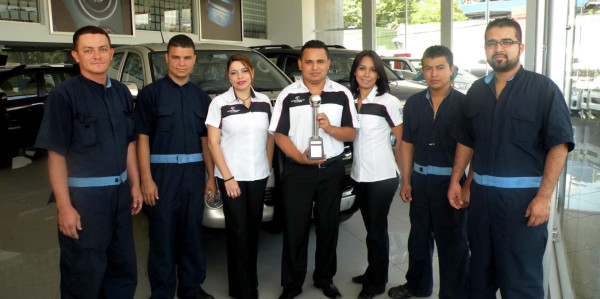 Colaboradores de Corporacion Flores orgullosos de recibir este galardón.