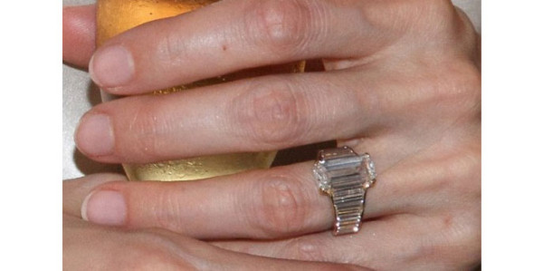 Angelina Jolie luce su anillo