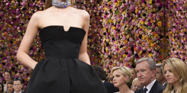 En primera fila del show, podemos ver sentada a la princesa Charlene de Mónaco, junto a Bernard Arnault y la hija de éste, Delphine.