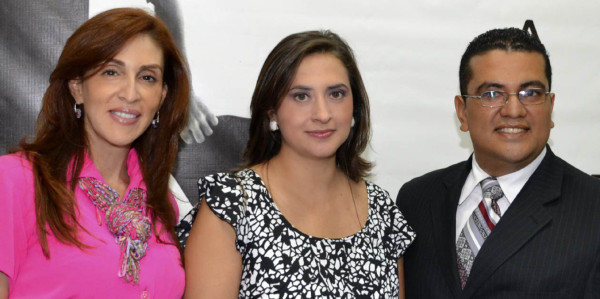 Marcia Villeda y Marco Flores de la Fundación para la Niñez junto a Valeria Ríos, gerente de mercadeo de Bac/Credomatic Honduras (foto: José Elias Romero)