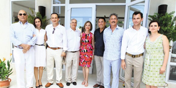 Jesús Zacapa, Suzette, Allan, Michael y Gloria Hawit con Mario Fuentes, Pamy Marinakys, Jeffrey y Cynthia Zacapa en la inauguración de Playa Escondida Beach Club