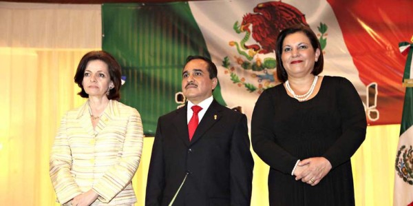 La embajadora María del Carmen Nasser, el embajador de México Víctor Hugo Morales y la designada presidencial, Rossana Guevara.