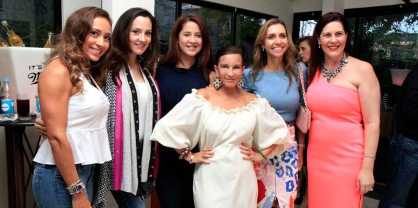 Karla Villar, Lourdes Abufele, Giselle Rojas, Vanessa Bizzarri, Anita Lloyd y Blanca Bendeck.