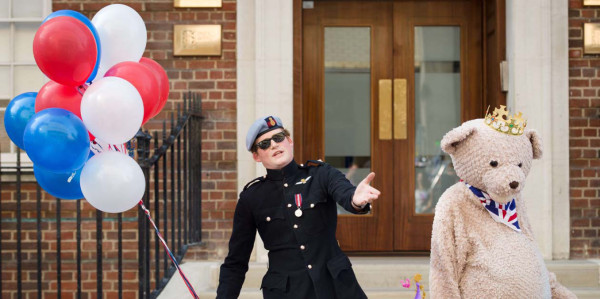 Doble del príncipe Harry arriba a Lindo wing