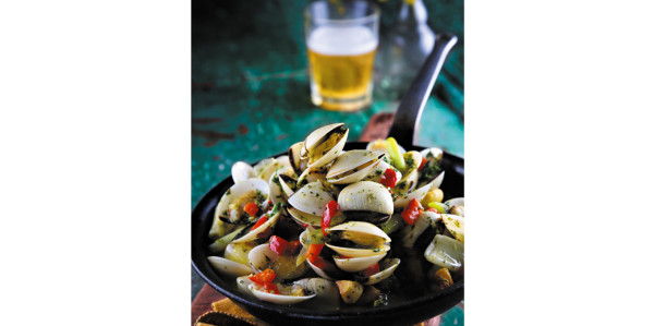 Almejas con vegetales rostizados