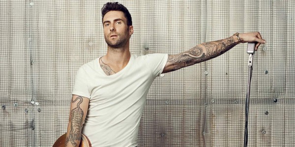 Adam Levine sorprende a uno de sus fans