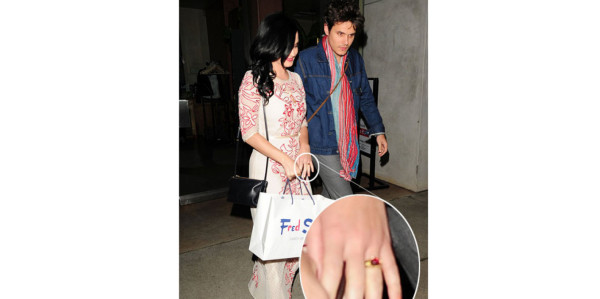 Katy Perry luce sospechoso anillo