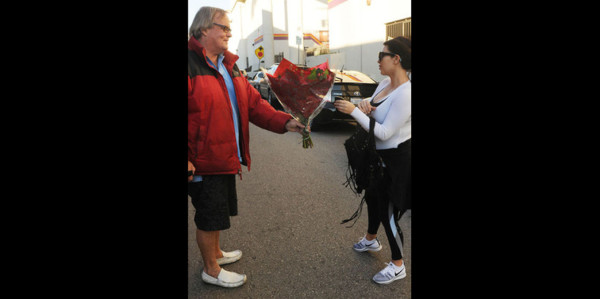 Paparazzi regala flores a Kim Kardashian