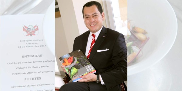 El señor embajador Guillermo Gonzales Arica fue el anfitrion del almuerzo para presentar el libro Perú-Honduras La Mesa Nuestra Diplomacia Gastronómica y Cocina Fusión