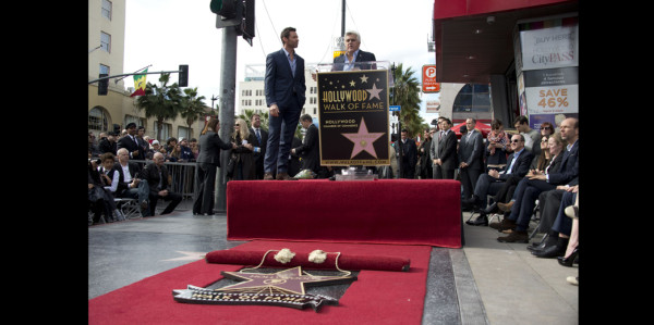 Hugh Jackman devela su estrella en el Paseo de la Fama