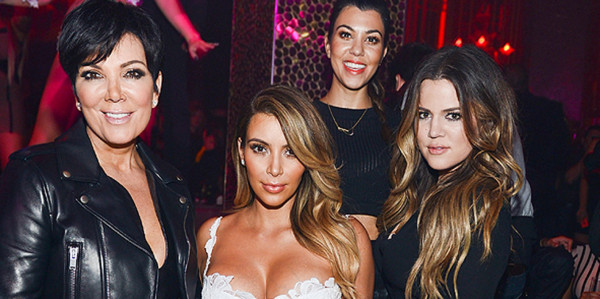 Kris Jenner junto a sus hijas Kim, Khloé y Kourtney Kardashian.