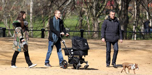 Andrea y Tatiana de paseo con su bebé