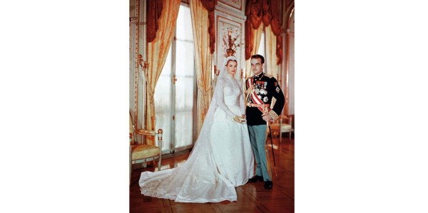 Grace Kelly y el príncipe Rainiero de Mónaco durante su boda en la catedral de San Nicolás en Mónaco en 1956.