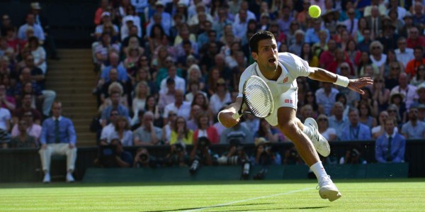 Novak Djokovic durante su encuentro con Roger federer en el cual venció al suizo y se posicionó como número 1 de la ATP desplazando al segundo puesto a Rafa Nadal