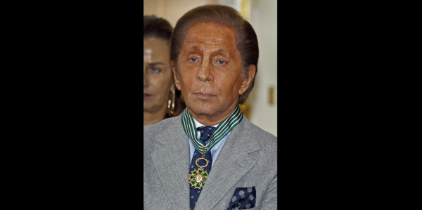 Valentino, 'Cabellero de las Artes y las Letras' en París