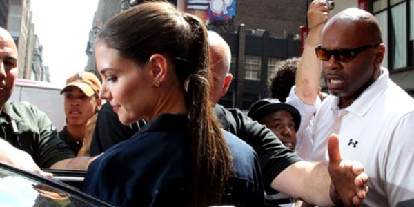Cienciología niega vigilar a Katie Holmes
