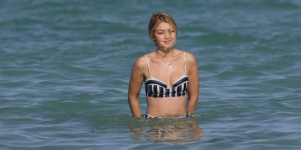 Gigi Hadid en un conjunto de dos piezas retro en Miami