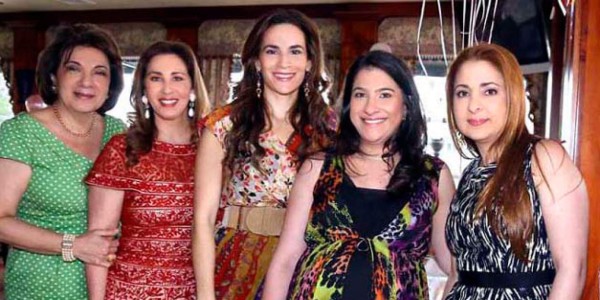 Jeannethe Mahomar, Jenny Vitanza, Blanca y Mireya Hawit junto con Vanessa Canahuati