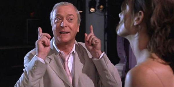 El guión tuvo que ser reescrito varias veces, ya que esta es una de las pocas comedias románticas en la Michael Caine accedió a participar.