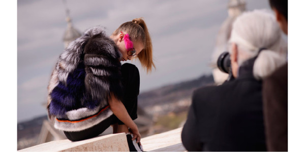 Cara Delenvigne actúa para Fendi