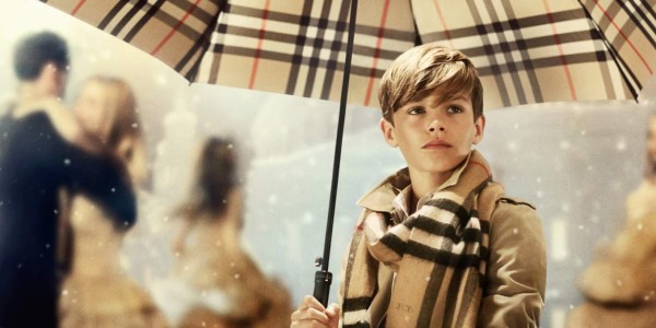 Romeo Beckham vuelve a Burberry