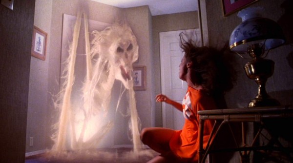 6. Poltergeist (1982- Tobe Hooper)<br/><br/>Los sustos de esta película te moverán del cómodo sofá y quedarás completamente atrapada por la televisión. 'Poltergeist' es un clásico del género por muchas razones, la principal es la casa embrujada en la que tiene lugar la película. Una idílica familia se muda a la casa de sus sueños donde viven aterradores fenómenos sobrenaturales.<br/>