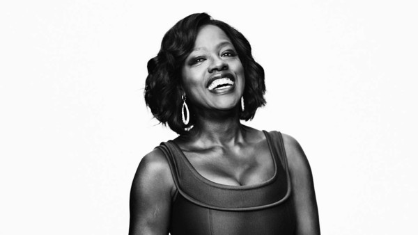 Viola Davis actriz estadounidense y primer afroamericana en conseguir tres premios por su trabajo en televisión, teatro y cine: un Academy Award por su rol en Fences, un Emmy por su papel en la serie How to Get Away With Murder y dos Tony por King Hedley II y Fences, en su versión Broadway