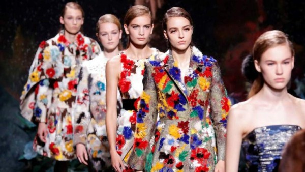 Abrigos y vestidos llenaron la pasarela en la cual participaron las modelos Bella Hadid y Kendall Jenner. El diseñador Karl Lagerfeld utilizó pieles de animal, colores fuertes y el flower-power para la colección Otoño/Invierno 2017 de Fendi. ¿Quién dijo que las flores eran solo para la primavera?