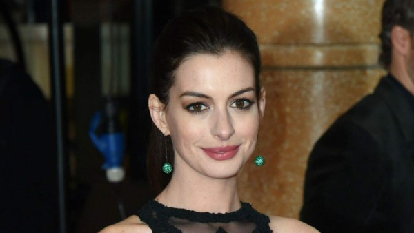 Filtran fotos íntimas de Anne Hathaway junto a su esposo