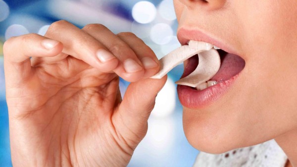 Mastica chicle. Fortalece la mandíbula y ejercita la musculatura. Mejor sin azúcar y en privado para que puedas exagerar más los movimientos.