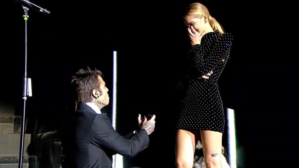 La pedida de mano fue increíble, durante un concierto de él mandó a llamar a Ferragni a que pasará al escenario ahí él se arrodilló y le pidió que fuera su esposa, a lo que ella contestó muy emocionada que si quería.
