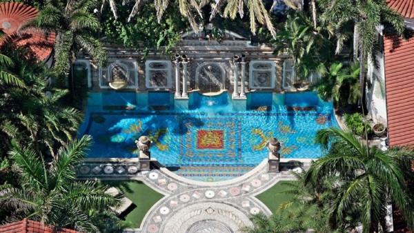 La mansión estilo romano donde residía Versace fue subastada en 2013 por un valor de 41,5 millones de dólares con el fin de convertirla en hotel en 2013 pero el proyecto no tuvo éxito. El último reporte que se encuentra en bienes y raíces es que pertenece actualmente al matrimonio Beckham quienes compraron la propiedad por 60 millones.