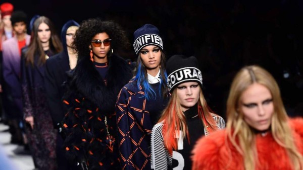 Donatella Versace, reina de la moda italiana, envió un mensaje a las mujeres de todo el mundo, con su desfile, volver al feminismo