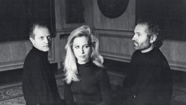 Los tres hermanos Santo, Donatella y Gianni Versace. En la actualidad Santo que heredo el 30% de la fortuna se encarga de la administración de la firma mientras su hermana organiza la parte creativa