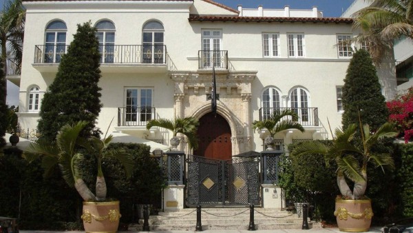 En la mañana del 15 de julio de 1997, Gianni Versace fue asesinado en las escalinatas de la Villa Casuarina, su mansión en Miami por Andrew Cunanan quién disparó dos balazos a quemarropa.