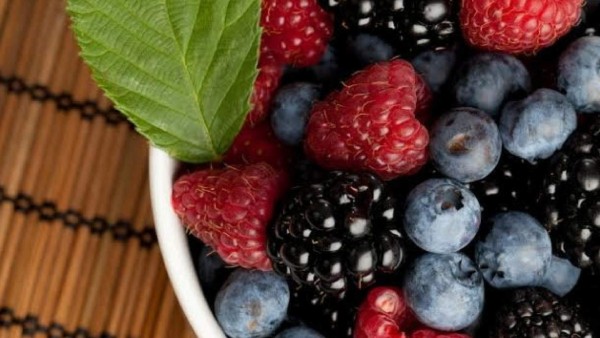 Todos amamos las fresas, arándanos, frambuesas, y cerezas, su dulce sabor es encantador y un popular saborizante para el ice cream, yogur y mermelada. Todos amamos un cherry on top. A lo largo de los últimos años su popularidad ha ido creciendo y, más aun, sabiendo que las berries tienen muchos beneficios. Perfectas y saludables para un snack, aquí te traemos los beneficios de estas frutillas.