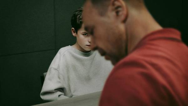 Desde su estreno en Netflix, “Adolescence” se ha convertido en una de las series más impactantes del año, generando conversaciones sobre su cruda representación de la juventud y los desafíos sociales que enfrenta. Con una narrativa intensa y un estilo visual innovador, esta producción ha capturado la atención del público y la crítica, abordando temas como la violencia juvenil, la cultura “incel” y la radicalización en línea. Aquí te contamos algunos datos curiosos sobre la serie que está dando de qué hablar.