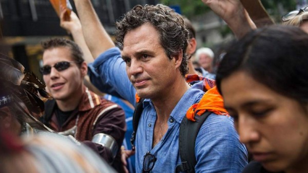 Mark Ruffalo<br/>El actor forma parte de organizaciones que cuidan de la polución del agua y el uso de energía renovable. Actualmente, trabaja con la organización “The Solutions Project” que tiene como meta el uso al 100% de energía renovable en E.E.U.U para el año 2050. <br/>
