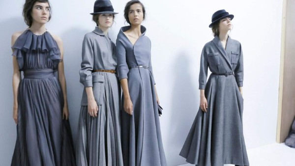 Las pasarelas han comenzado y Dior no perdió la oportunidad de encantarnos con sus diseños. La colección de otoño /invierno 2017 consistió de colores neutrales como el gris, negro y beige. Diseños como vestidos de chiffon y de tul tomaron parte de esta colección al igual que vestidos de lienzos velvet y abrigos en conjunto con fajas y sombreros.