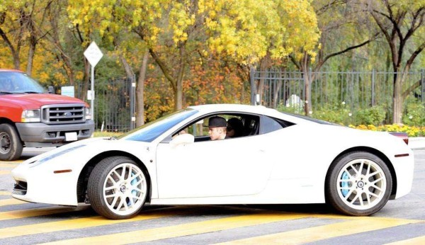 6 celebridades que manejan un Ferrari