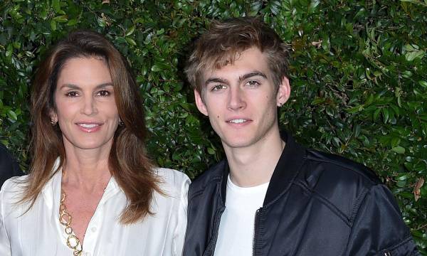 Cindy Crawford junto a su hijo Presley Gerber.