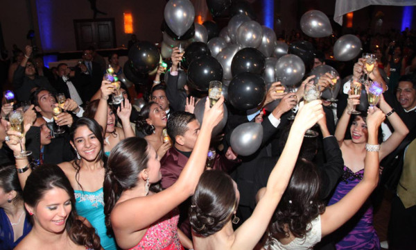Seniors de la Mayan School se graduan