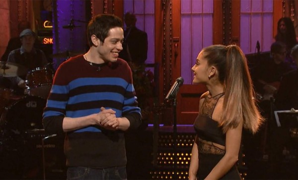 Su romance comienza hace dos años, cuando la cantante acudió al programa donde trabaja el comediante, Saturday Night Live, aunque para ese entonces nada surgió entre ellos además de una amistosa plática, pero ese fue su primer encuentro personalmente.