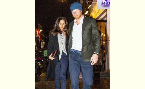 2016. El Príncipe Harry se ve obligado a hacer pública su relación con Meghan Markle.